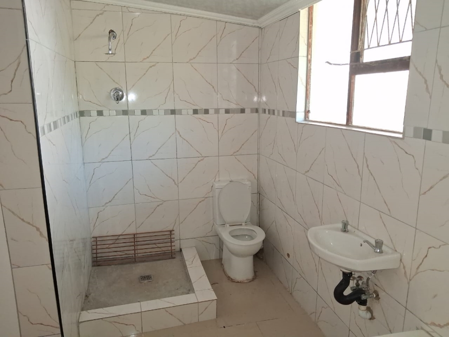 To Let 5 Bedroom Property for Rent in Cambridge Eastern Cape